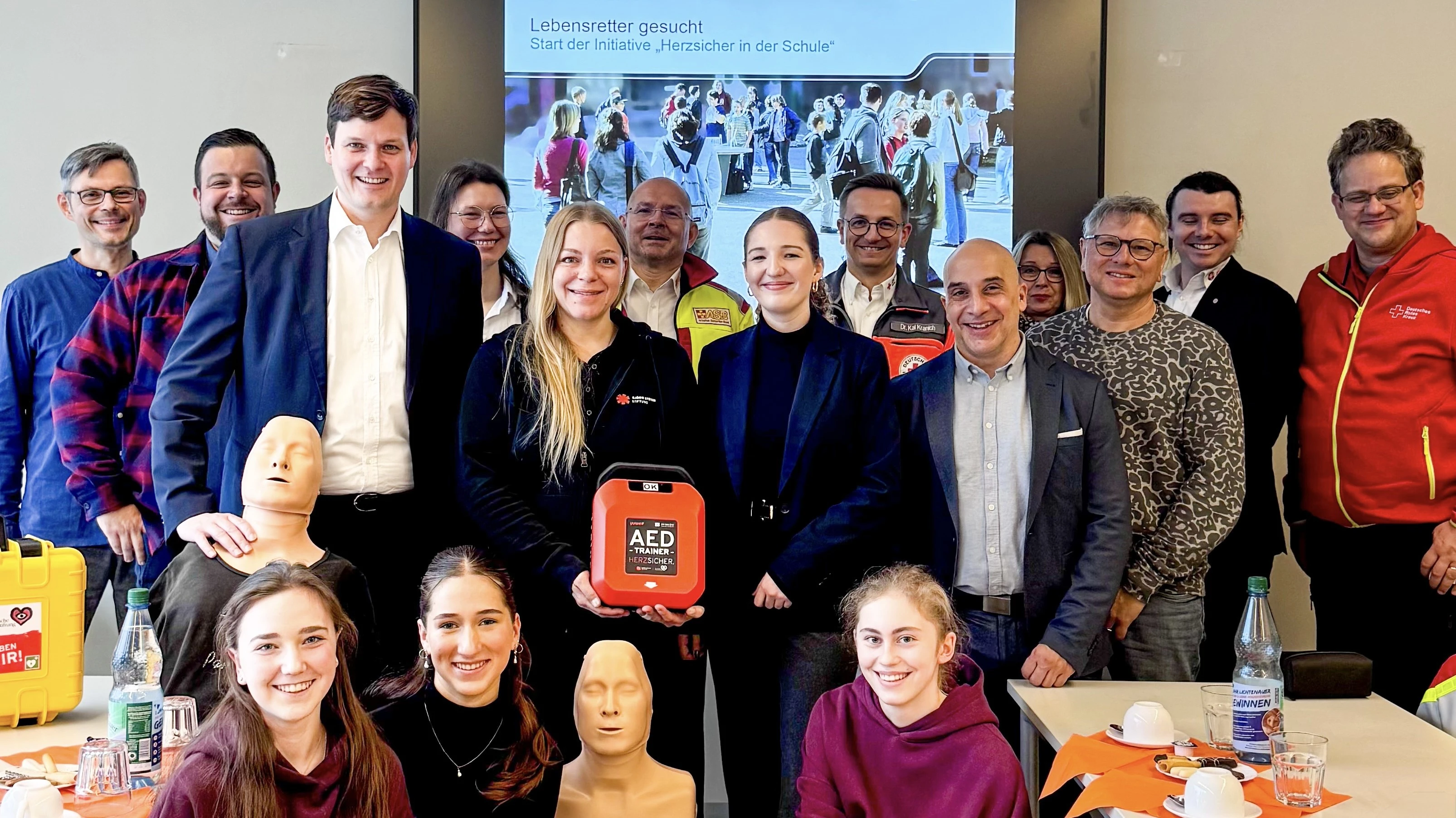 Gruppenbild Übergabe Defibrillator