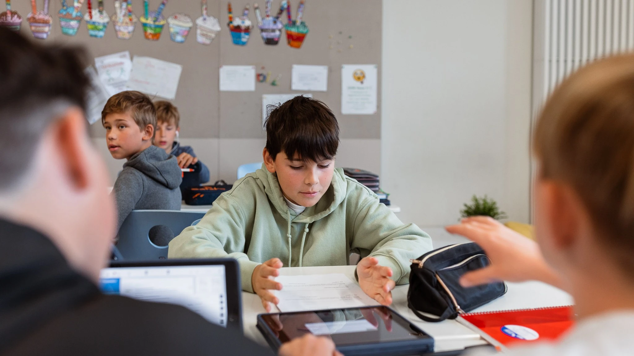 Kind nutzt mobiles Endgerät