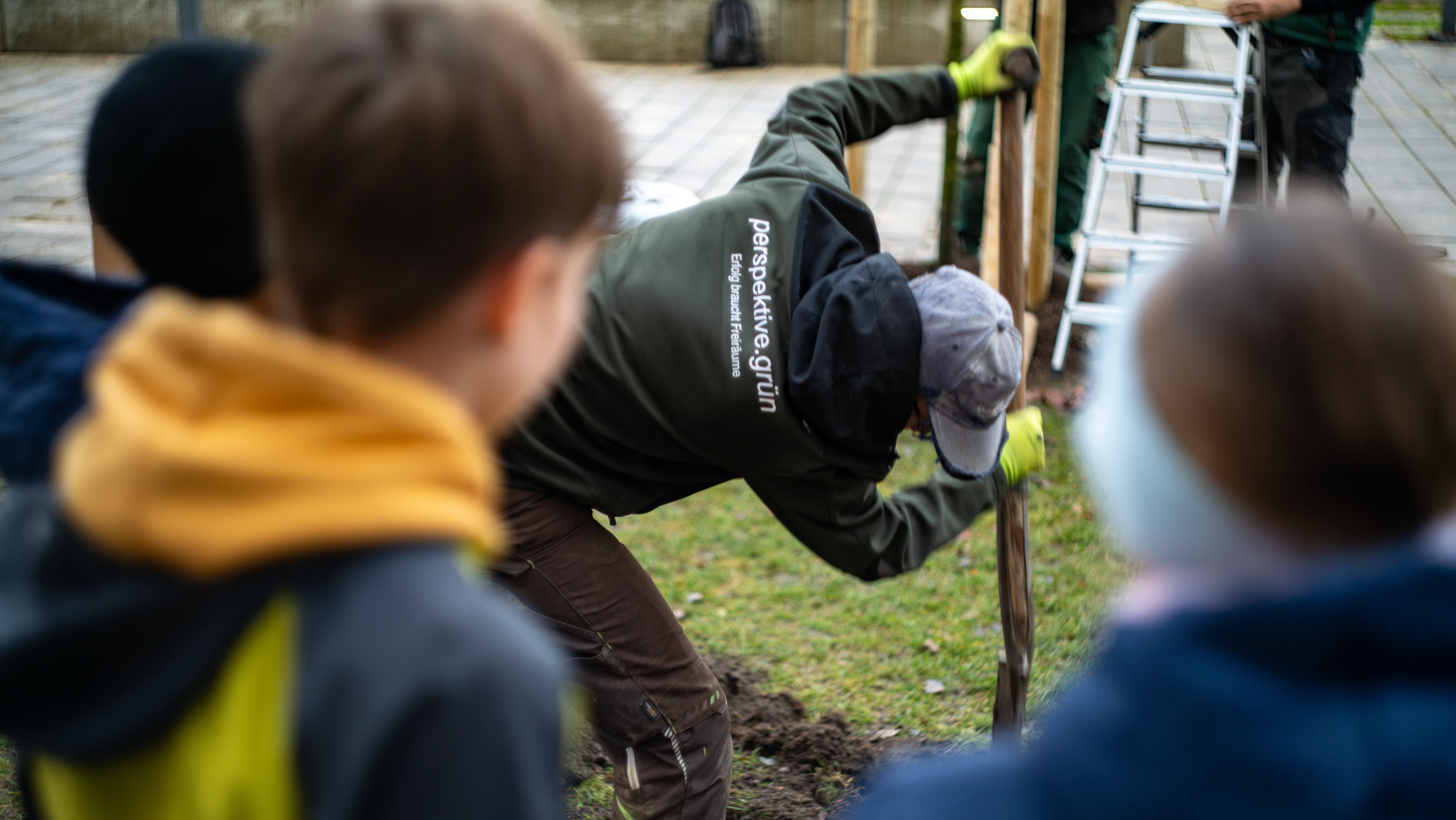 Baumpflanzaktion Dez 2025 Pflanzgrube wird ausgehoben