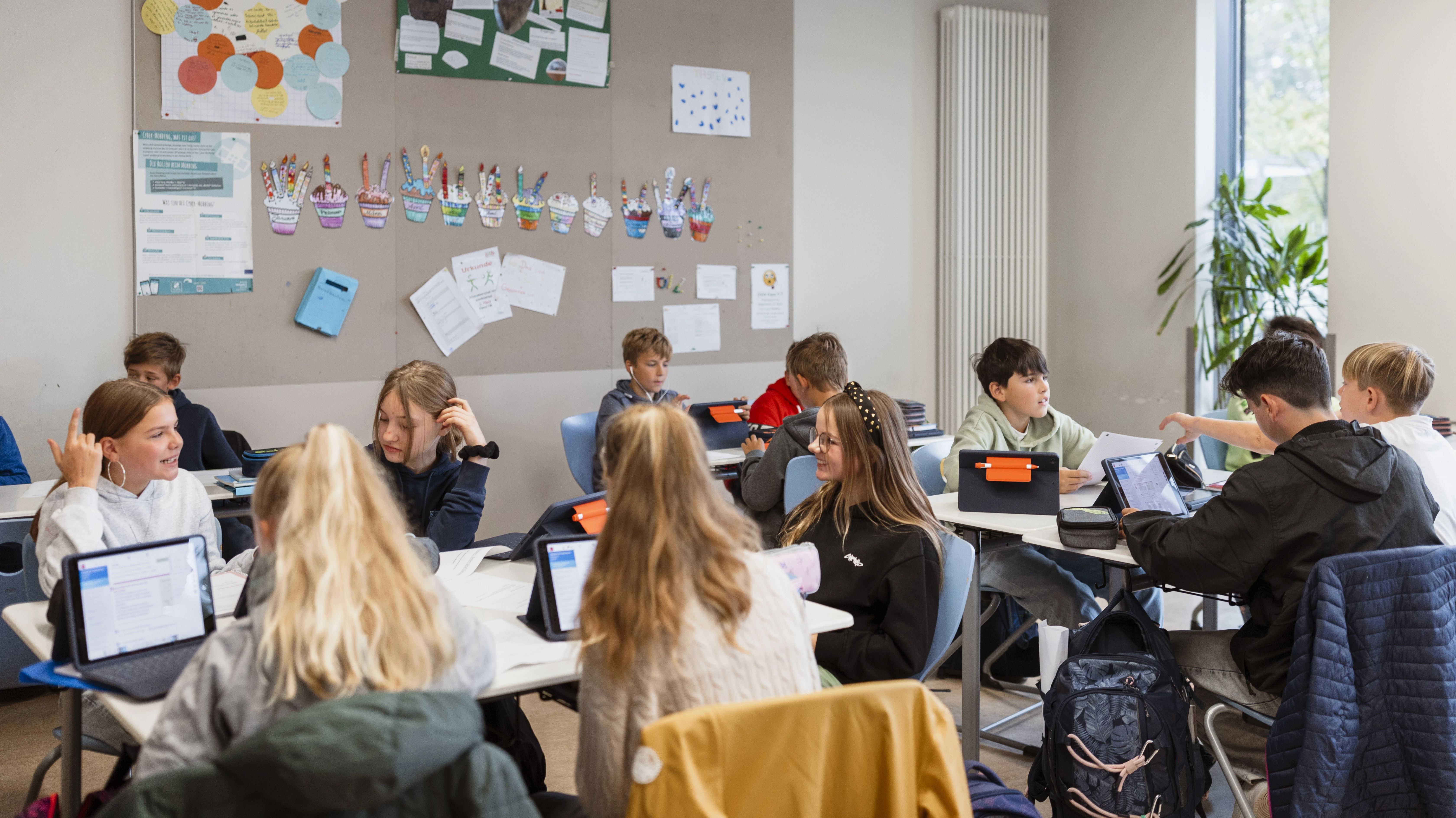 Kind arbeitet mit analogen und digitalen Werkzeugen