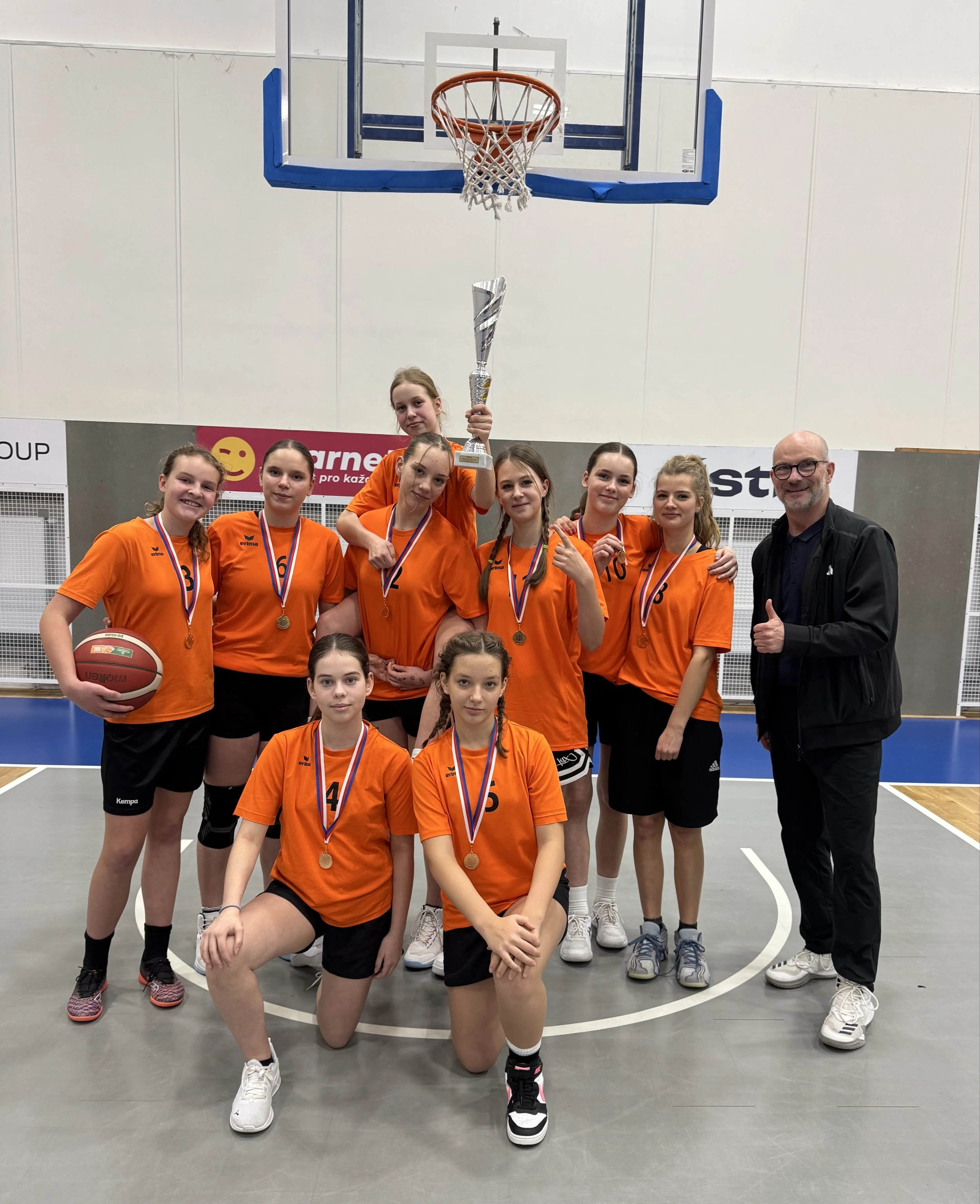 die Basketball-Mädchen mit Trainer des gdb