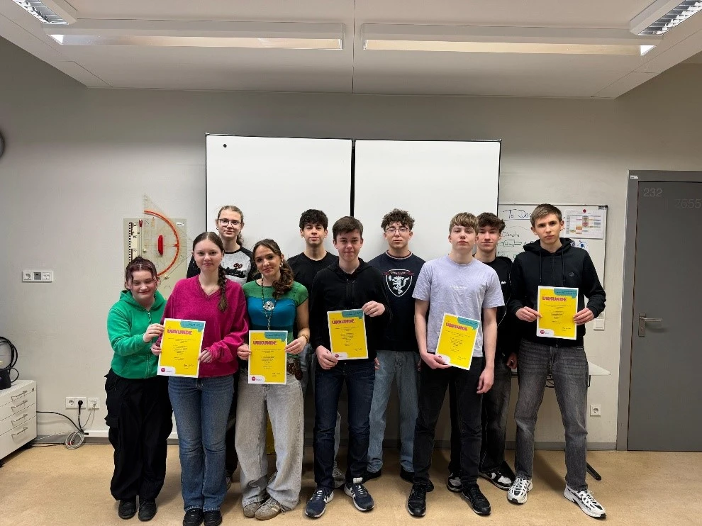 Die erfolgreichen Teilnehmerinnen und Teilnehmer des Schülerwettbewerbs der bpb.