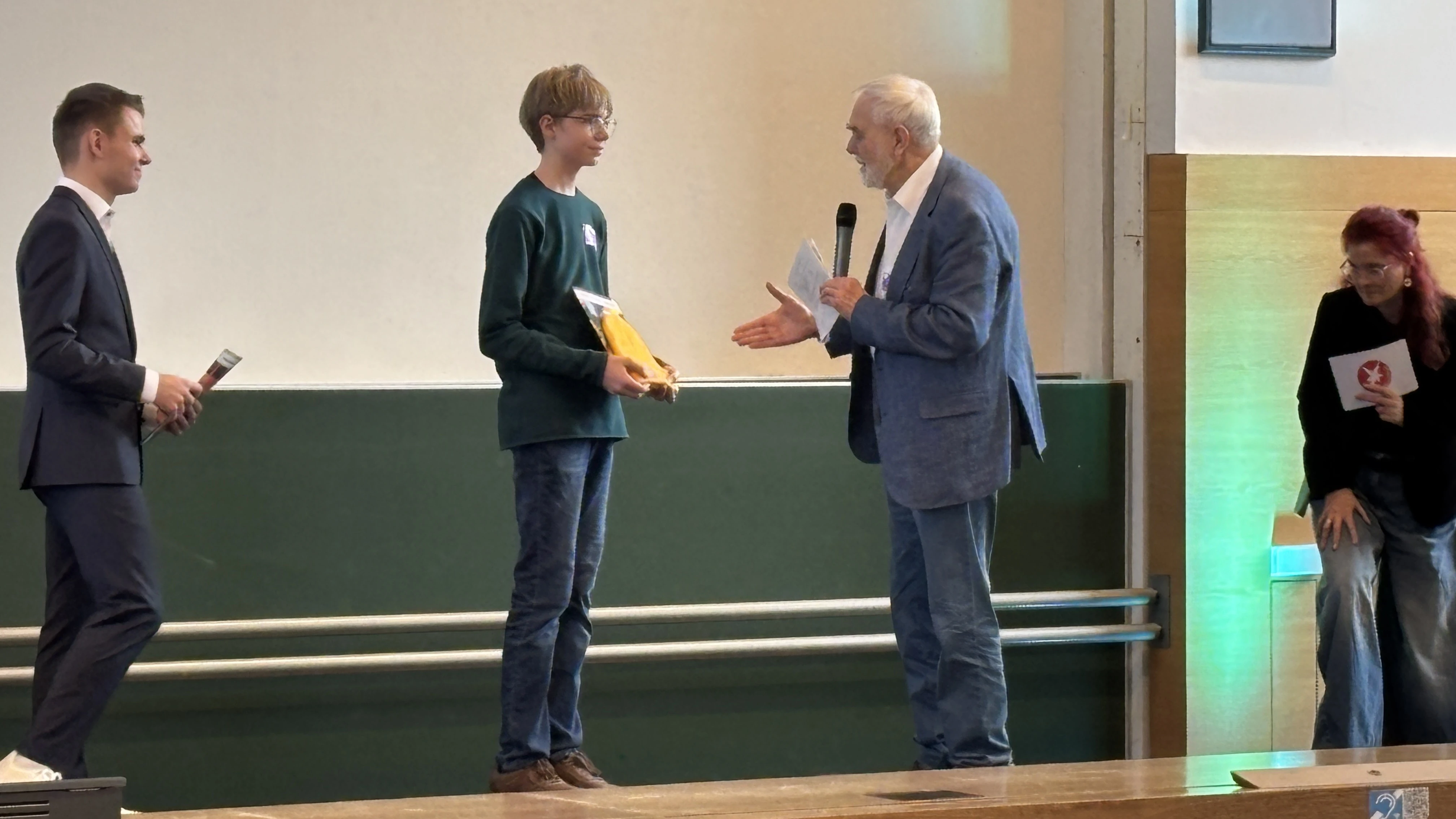 Unserem Schüler wird zum1. Platz gratuliert